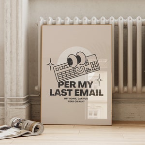 Op de afbeelding: Een beige poster met een zwart-witte illustratie van een toetsenbord met oogjes. De tekst op de poster luidt "Per my last email. Hey homie, can you read or nah?"