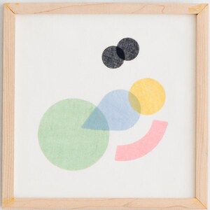 Può includere: Stampa d'arte astratta con cerchi e forme a goccia sovrapposti in tonalità di verde, blu, giallo e rosa. Due cerchi neri si trovano nella parte superiore della stampa.