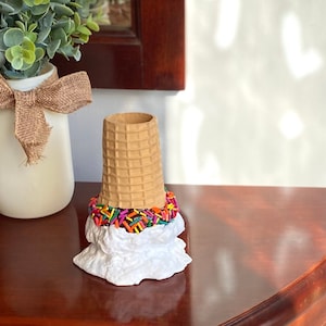 Portapinceles con forma de cono de helado derretido: Decoración moderna con arte culinario