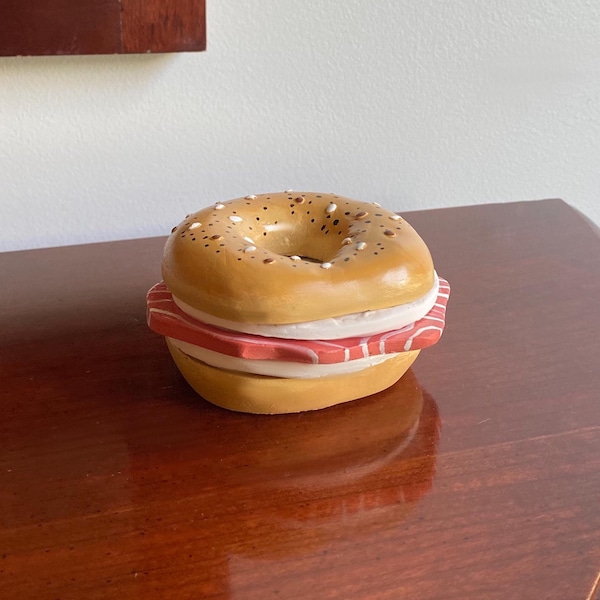 Juego de 4 posavasos con forma de bagel con salmón ahumado.