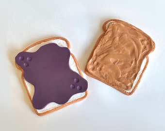 Posavasos de sándwich de mantequilla de cacahuete y mermelada hechos a mano: decoración de comida de imitación de arcilla polimérica