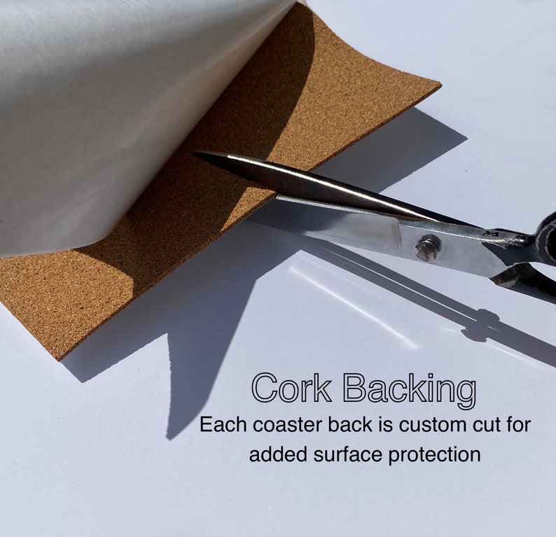 K&ouml;nnte beinhalten: Nahaufnahme einer Kork-R&uuml;ckseite mit einer sch&uuml;tzenden Klebeschicht. Die Folie wird mit einer Schere geschnitten. Der Text "Cork Backing" ist unter dem Bild sichtbar. "Jeder Untersetzer ist individuell zugeschnitten f&uuml;r zus&auml;tzlichen Oberfl&auml;chenschutz."