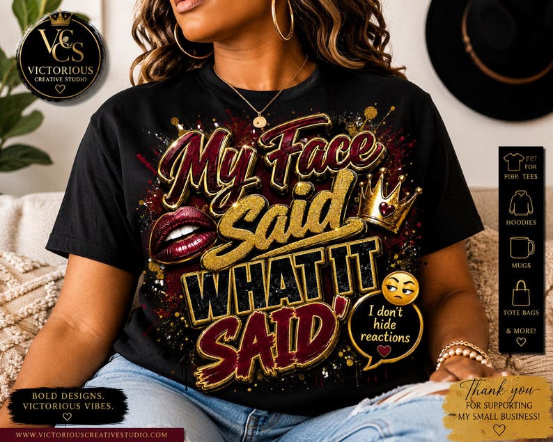 Op de afbeelding: Een zwart t-shirt met een grafisch ontwerp met de tekst "My Face Said WHAT IT SAID" in goud- en bordeauxkleurige letters. Het ontwerp bevat rode lippen, een gouden kroon en een tekstballon met een emoji en de tekst "I don't hide reactions."