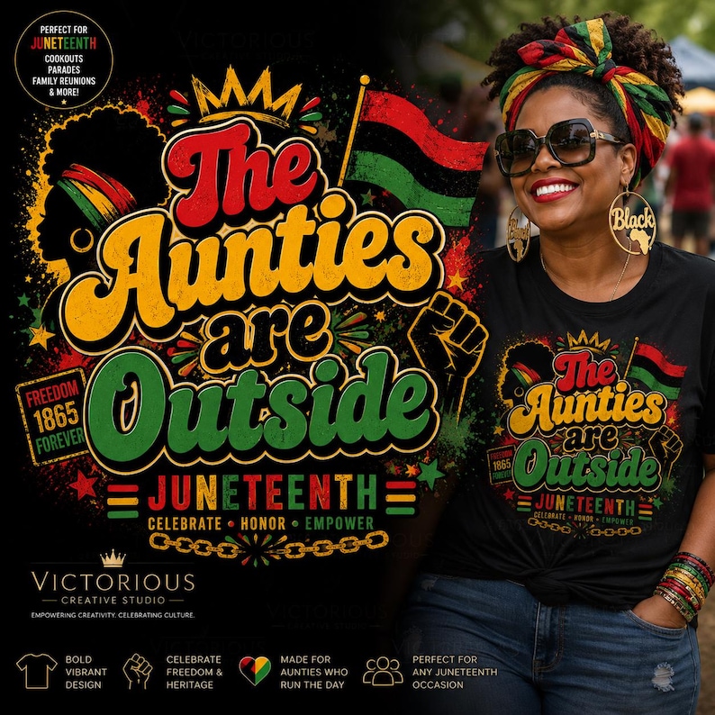 Op de afbeelding: Zwart T-shirt met de tekst "The Aunties are Outside" in geel en groen, ter viering van Juneteenth. Het ontwerp bevat een vlag, een vuist en de woorden "Freedom 1865 Forever". Onderdeel van een Juneteenth-collectie.