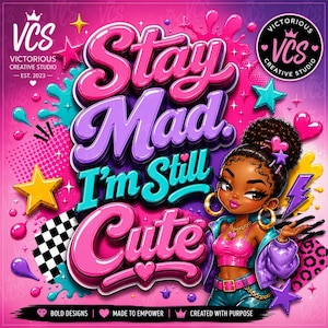 K&ouml;nnte beinhalten: Eine lebendige digitale Grafik mit dem Text Stay Mad. I'm Still Cute in fetter pinker, violetter und t&uuml;rkisfarbener Schrift. Eine illustrierte Figur mit hohem Dutt, goldenen Creolen und einem pinken Oberteil vor einem pinken Hintergrund.