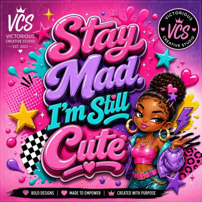K&ouml;nnte beinhalten: Eine lebendige digitale Grafik mit dem Text Stay Mad. I'm Still Cute in fetter pinker, violetter und t&uuml;rkisfarbener Schrift. Eine illustrierte Figur mit hohem Dutt, goldenen Creolen und einem pinken Oberteil vor einem pinken Hintergrund.