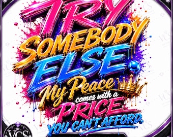 Op de afbeelding: Een digitaal grafisch ontwerp met de tekst TRY SOMEBODY ELSE MY PEACE comes with a PRICE YOU CAN'T AFFORD in levendige, glanzende 3D-letters met verfspatten in roze, blauw en goud, geaccentueerd door een klein gouden kroonpictogram.