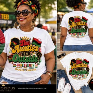 Op de afbeelding: Wit T-shirt met een kleurrijke afbeelding met de tekst "The Aunties are Outside" met een Juneteenth-thema. Het ontwerp bevat een zwarte vuist, vlaggen en het jaar 1865. Het shirt wordt gedragen door een persoon met een zonnebril en een hoofdband.