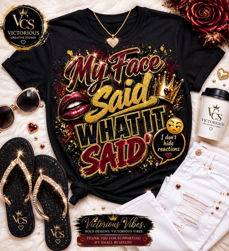 Op de afbeelding: Een zwart t-shirt met de tekst My Face Said WHAT IT SAID in goudkleurige en bordeauxrode letters, vergezeld van een afbeelding van rode lippen, een gouden kroon en een geel emoji met de tekst I don't hide reactions in een tekstballon.