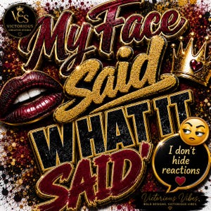 Op de afbeelding: Een grafisch ontwerp met de tekst My Face Said What It Said in gouden en donkerrode letters. De afbeelding bevat een paar donkerrode lippen, een gouden kroon met een hart en een geel emoji met de tekst I don't hide reactions.
