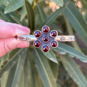 STORLEK 7 tums handledsmanschett i sterlingsilver med granatblomma