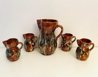 Jarra de cerámica vidriada tradicional Grottaglie, popular en el sur de Italia, hecha a mano.