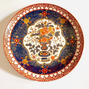 Plato ornamental de porcelana china oriental pintada a mano del siglo XX
