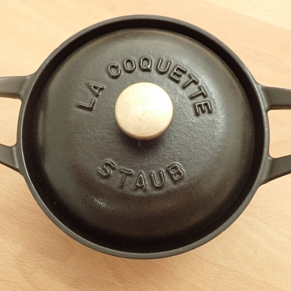 La Coquette STAUB cocotte en fonte noire 12 cm, mini Staub cast iron cocotte 12 cm in diameter