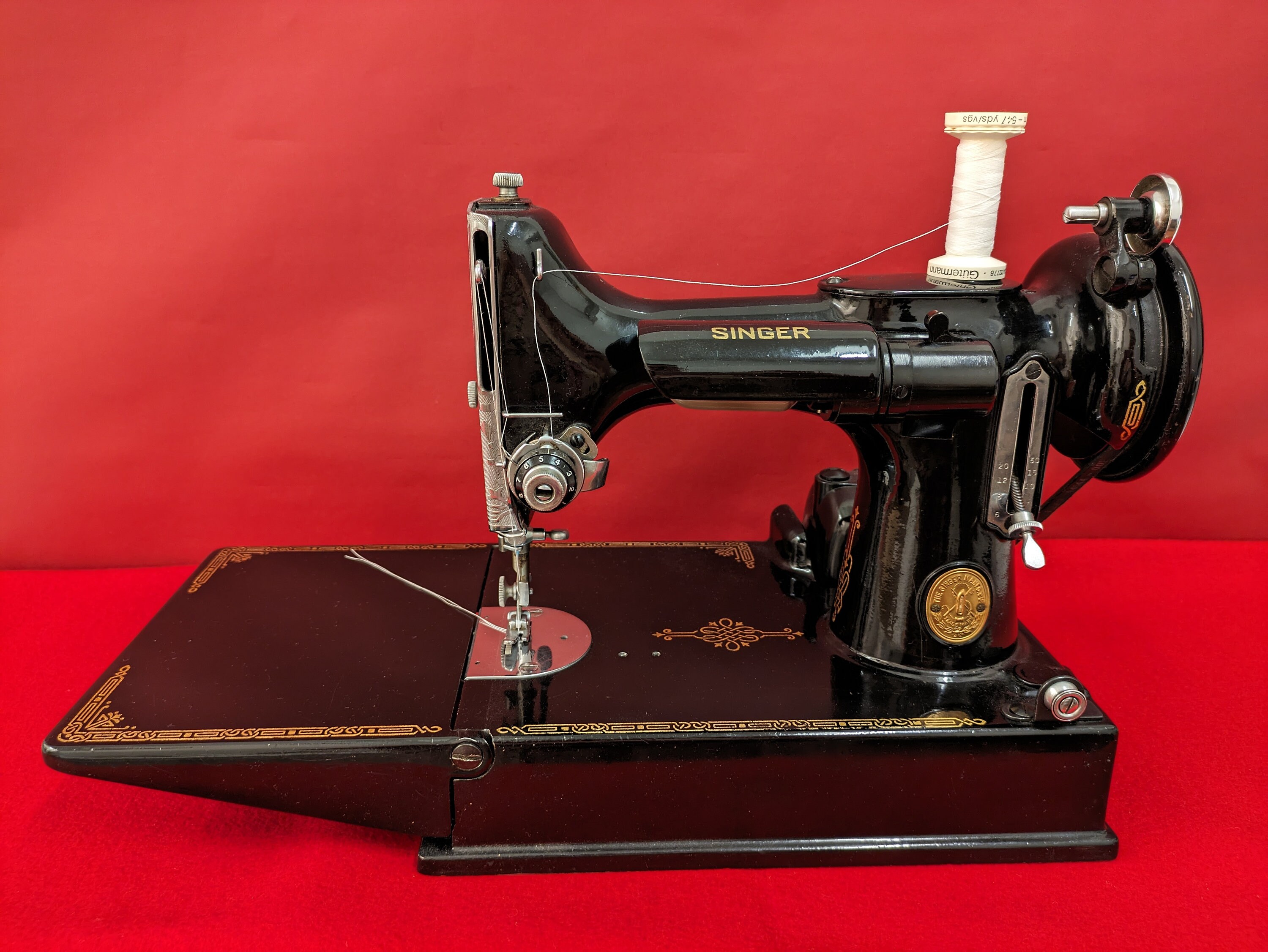 DISCOUNT PRICE Sewing Machine SINGER Featherweight 221K1 Featherweight