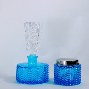 Frascos de perfume vintage de vidrio turquesa. Lujoso tocador de cristal azul. Decoración del hogar vintage. Aguinaldo