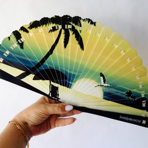 Abanico de madera del diseñador español Javier Larrainzar. Abanico coleccionable. Baile flamenco. Exquisitos Colores exclusivos para Bodas.
