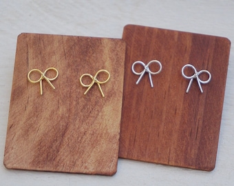 orecchini a bottone con fiocco in argento/piccoli orecchini a bottone con fiocco/fiocco in argento sterling/orecchini a fiocco/regalo per ragazza/orecchini a bottone con nodo