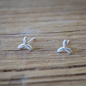 Sterling silver clover stud earrings/tiny studs/minimalist stud earrings/leaf stud earrings/tiny flower stud earrings
