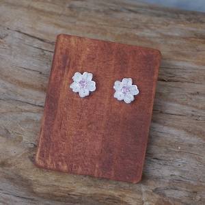 Sterling silver daisy stud earrings/daisy flower earrings/flower stud earrings/gift for her