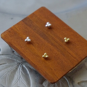 Sterling silver Tiny Three Spheres Stud Earrings/3 balls stud earrings/minimalist stud earrings/three dot stud earrings