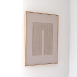 Japandi Textile Art: Moderne minimalistische eingerahmte Stickerei auf Bio-Baumwolle