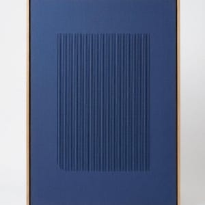 Può includere: Un'opera d'arte da parete rettangolare con uno sfondo in tessuto blu profondo incorniciato in legno di tonalità chiara. Il centro della superficie blu presenta una serie di sottili linee verticali scure disposte in un motivo preciso e uniforme.