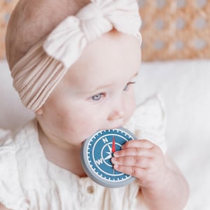 Anneau de dentition en silicone COMPASS !!! Or, noir, gris, bleu, pour bébé, jouet à mâcher pour bébé, idées cadeaux de voyage pour bébé, aventure, idée cadeau baby shower