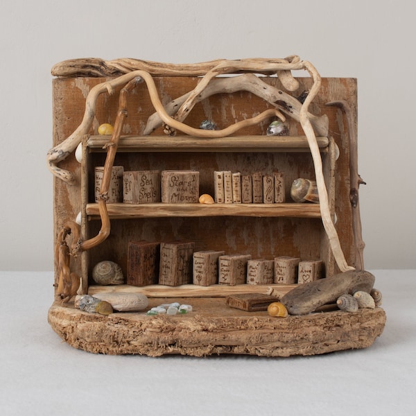 Versteckte Bibliothek. Treibholz Skulptur. Feenmöbel. Miniatur Bücher.