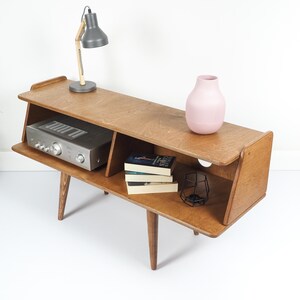 Meuble TV moderne Mid-Century, console multimédia rétro, système de divertissement en bois massif, support pour platine vinyle image 15