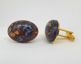 Peut inclure: Une paire de boutons de manchette en or avec des pierres ovales à motifs bleus, bruns et dorés.