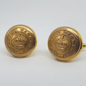 Puede incluir: Dos gemelos dorados con una corona y el texto "Royal Yeomanry" en cada uno.