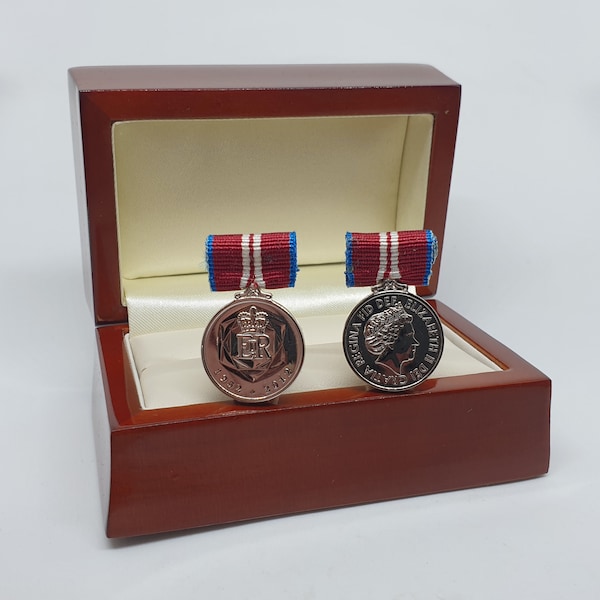 Historical luxury cufflinks, military, remembrance, Queen Elizabeth II Diamond Jubilee miniature medals