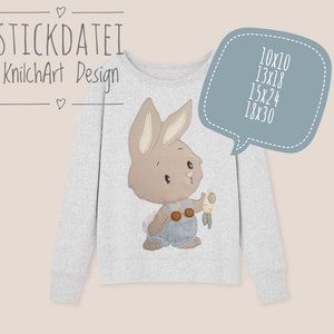 Könnte beinhalten: Ein graues Sweatshirt mit einem braunen Hasen, der eine Karotte hält. Der Hase trägt eine blaue Latzhose. Das Sweatshirt hat den Text "STICKDATEI KnichArt Design" oben links und eine Sprechblase mit dem Text "10x10 13x18 15x24 18x30" oben rechts.