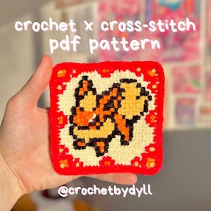 Puede incluir: Un patrón cuadrado de ganchillo y punto de cruz con una criatura pixelada naranja y amarilla sobre un fondo crema, enmarcado por un borde rojo. El texto en la parte superior dice "crochet x cross-stitch pdf pattern". El texto inferior dice "@crochetbydyll".