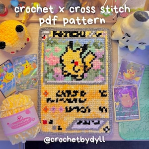 Puede incluir: Una tarjeta de Pikachu tejida con un borde amarillo y gris, con un personaje Pikachu amarillo con flores rosas. El texto "crochet x cross stitch pdf pattern" está en la parte superior. También se ven otros artículos con temática de Pikachu.
