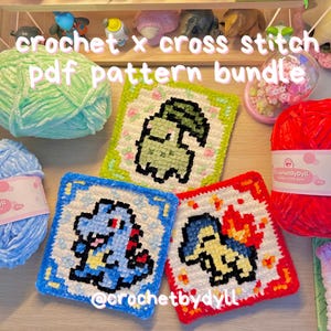 Op de afbeelding: Een verzameling haak- en kruissteekpatronen, met drie kleurrijke vierkante ontwerpen met gepixelde karakterafbeeldingen. De afbeelding bevat ook bollen garen in groen, blauw en rood, en de tekst "crochet x cross stitch pdf pattern bundle".