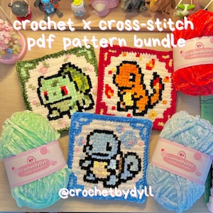 Könnte beinhalten: Ein Paket mit Häkel- und Kreuzstichmustern mit drei verschiedenen Charakterdesigns. Die quadratischen Muster sind von farbenfrohem Garn umgeben. Der Text "crochet x cross-stitch pdf pattern bundle" und "@crochetbydyll" sind sichtbar.