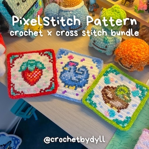 Puede incluir: Tres artículos cuadrados de ganchillo con diseños pixelados: una fresa, un pájaro azul y una criatura marrón. Los artículos son blancos con bordes y detalles coloridos. El texto "Pixel Stitch Pattern crochet x cross stitch bundle" es visible.