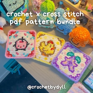 Puede incluir: Una colección de artículos hechos a mano de ganchillo y punto de cruz. La imagen presenta posavasos cuadrados con diferentes diseños, incluyendo una manzana, un pollito y uvas. El texto "crochet x cross stitch pdf pattern bundle" se muestra en la parte superior.