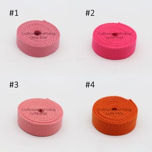 Pu&ograve; includere: Quattro bobine di fettuccia di cotone in diversi colori: rosa, rosa acceso, corallo e arancione. Ogni bobina &egrave; etichettata con un numero, da 1 a 4, e il testo "Crafthardware Finding Lucky Shop".