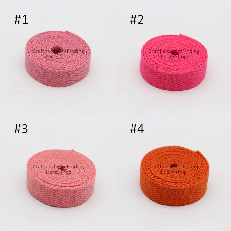 Pu&ograve; includere: Quattro bobine di fettuccia di cotone in diversi colori: rosa, rosa acceso, corallo e arancione. Ogni bobina &egrave; etichettata con un numero, da 1 a 4, e il testo "Crafthardware Finding Lucky Shop".