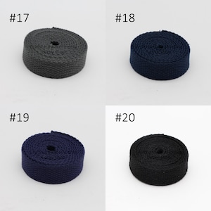 Pu&ograve; includere: Quattro bobine di fettuccia di cotone in diversi colori: grigio, blu navy, blu scuro e nero. Le bobine sono numerate 17, 18, 19 e 20.