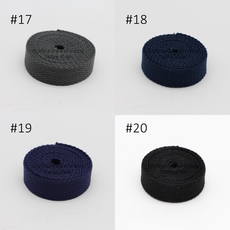 Pu&ograve; includere: Quattro bobine di fettuccia di cotone in diversi colori: grigio, blu navy, blu scuro e nero. Le bobine sono numerate 17, 18, 19 e 20.