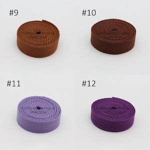 Pu&ograve; includere: Quattro bobine di fettuccia in diversi colori: marrone, marrone scuro, lilla chiaro e viola. Le bobine sono numerate 9, 10, 11 e 12.