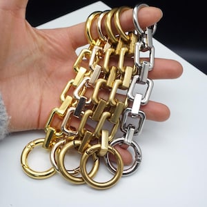 Peut inclure: Une tasse en céramique blanche avec une anse noire et le texte "But First, Coffee" dans un style manuscrit. La tasse est posée sur une surface blanche. La tasse mesure environ 10 cm de haut.