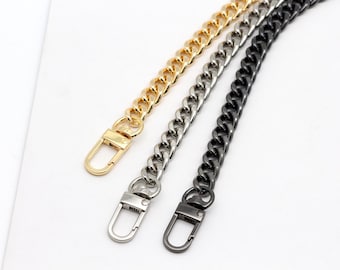 Peut inclure: Trois chaînes avec différentes finitions : or, argent et noir. Chaque chaîne est munie d’un fermoir à mousqueton.