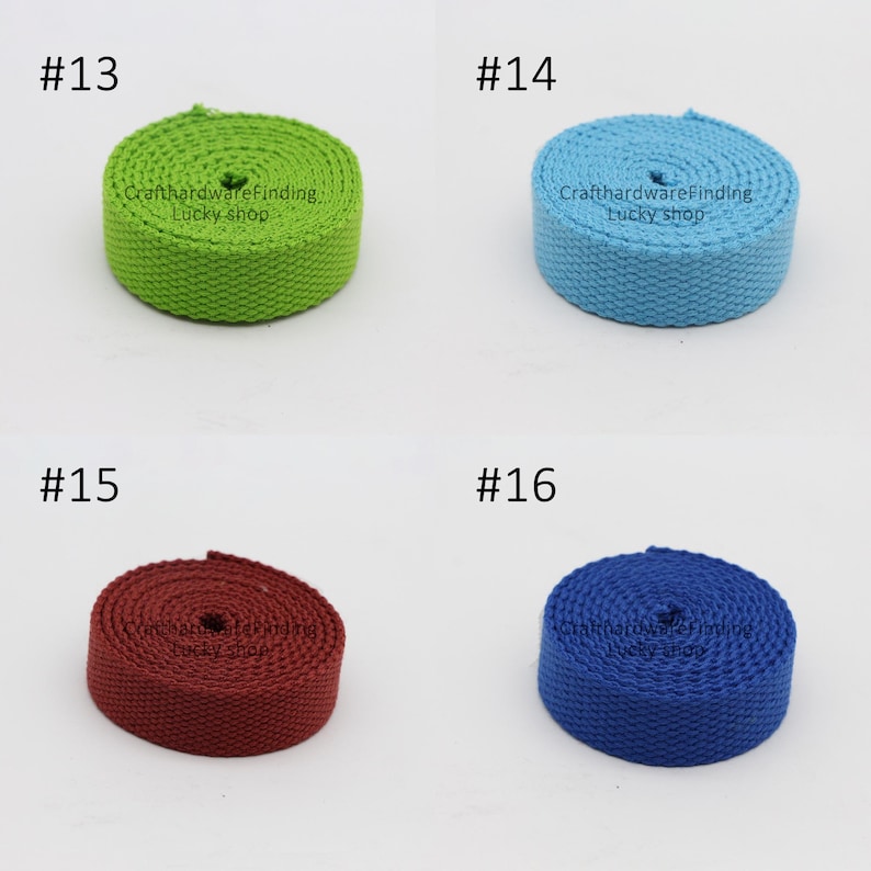Pu&ograve; includere: Quattro bobine di fettuccia in diversi colori: verde, blu, rosso e blu scuro. Ogni bobina &egrave; etichettata con un numero: #13, #14, #15 e #16. Il testo "CrafthardwareFinding, Lucky shop" &egrave; stampato sulle bobine.