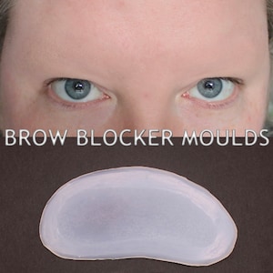 Könnte beinhalten: Eine Nahaufnahme einer hellvioletten Silikon-Augenbrauen-Blockierform. Die Form ist wie eine gebogene Augenbraue geformt und soll verhindern, dass Augenbrauenhaare die Make-up-Anwendung stören.