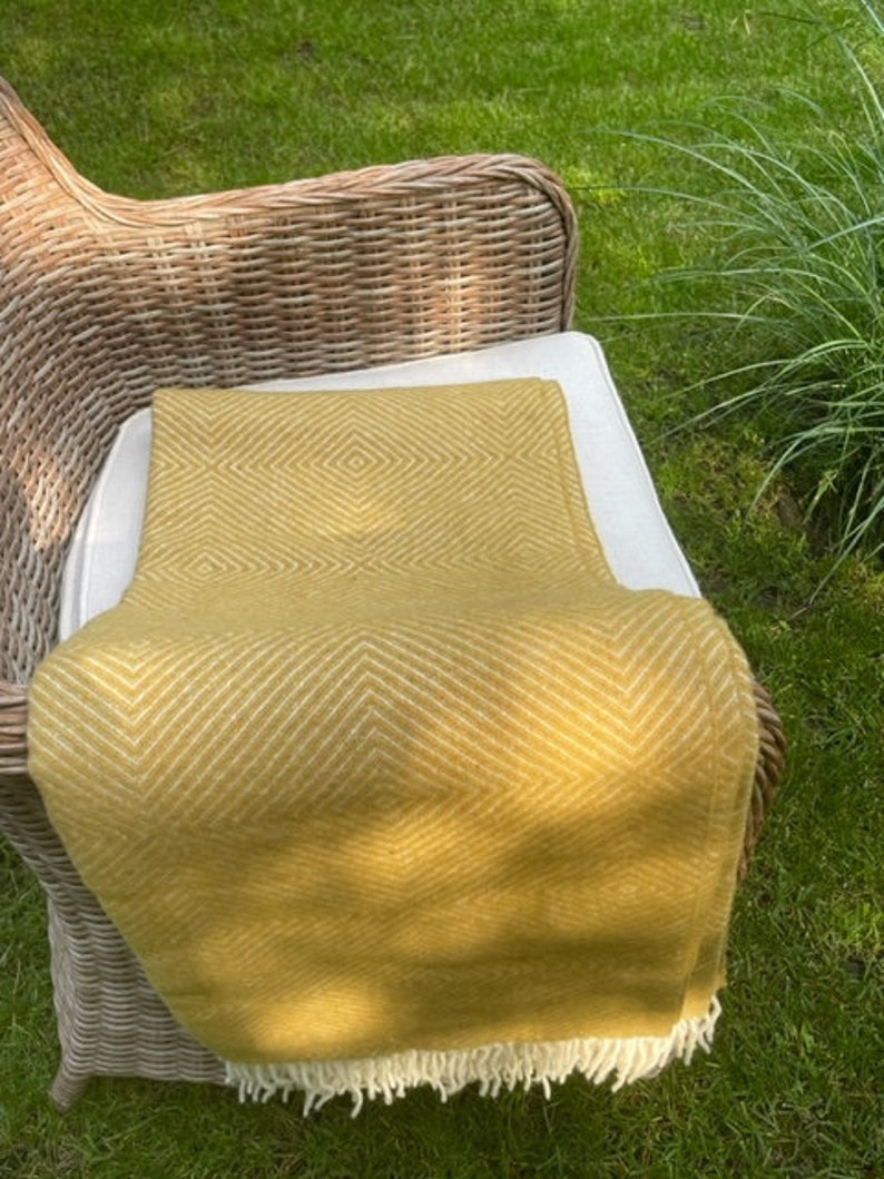 Extra hochwertige Merino Wolldecke weich warm und gemütlich große senf ocker gelbe große Sofa Überwurf karierte Decke Größe 140x200cm/55x79 in Bild 6